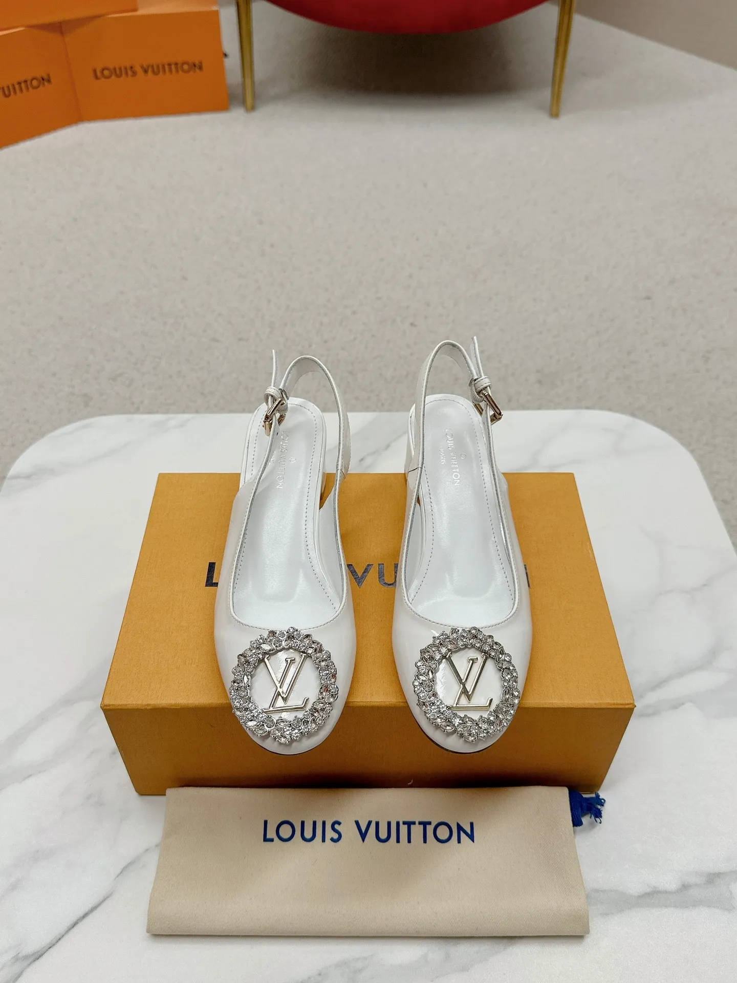👟👟Ex-factory price 580👟👟 👑 Lv shoes This Urban Twist women's shoe is a stylish upgrade to the classic stiletto style. It is made of smooth calfskin upper with a bright silver metal toe and is engraved with the LV Circle logo, highlighting the Louis Vuitton brand characteristics. Detailed features: Calfskin material Lining: Imported full-grain sheepskin Foot pads: Imported full-grain sheepskin sole Italian genuine leather sole Heel height Two height sizes: 34-40 (34.40.41 customization is not returnable)